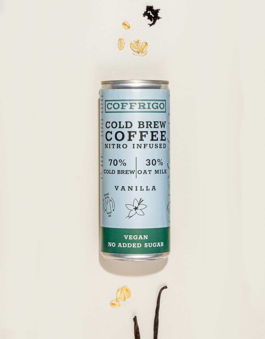 Dose Cold Brew Kaffee OAT MILK VANILLA liegend von oben fotografiert mit Hafer und Vanilleschoten oben und unten dekoriert