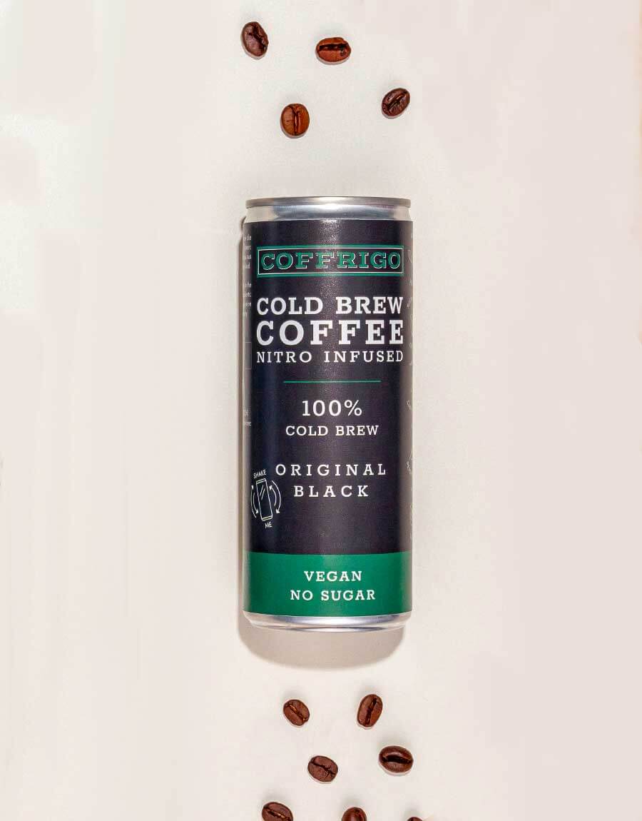 Dose Cold Brew Kaffee ORIGINAL BLACK liegend von oben fotografiert mit Kaffeebohnen oben und unten dekoriert