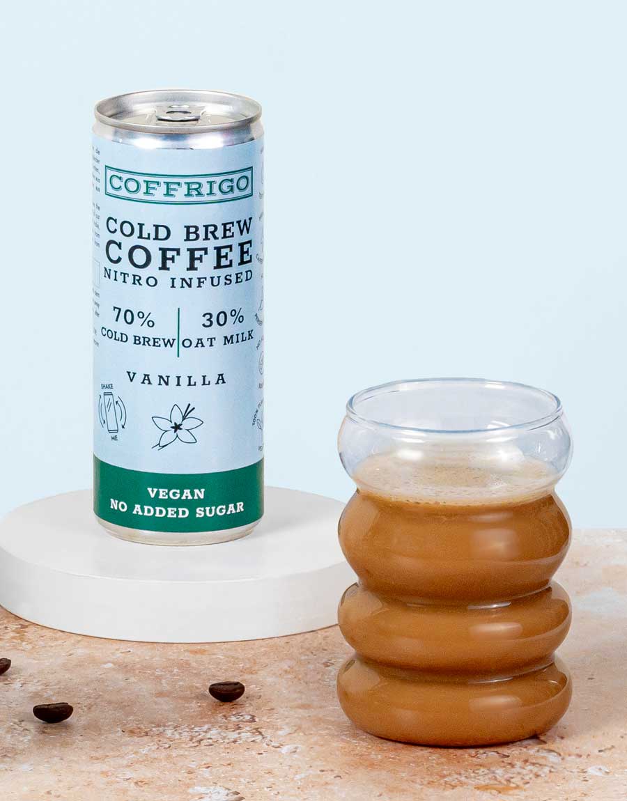 Dose von COFFRIGO's Cold Brew Kaffee OAT MILK VANILLA neben eingeschenkten Glas