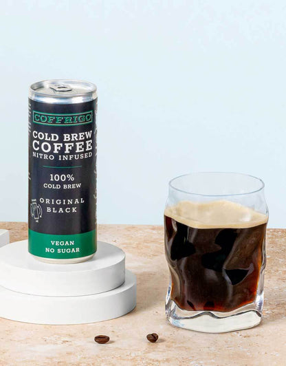 Dose von COFFRIGO's Cold Brew Kaffee ORIGINAL BLACK neben eingeschenkten Glas
