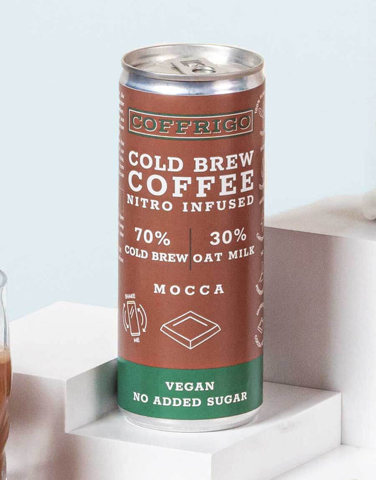 Einzelne Dose Cold Brew Kaffee OAT MILK MOCCA auf kleinem Podest