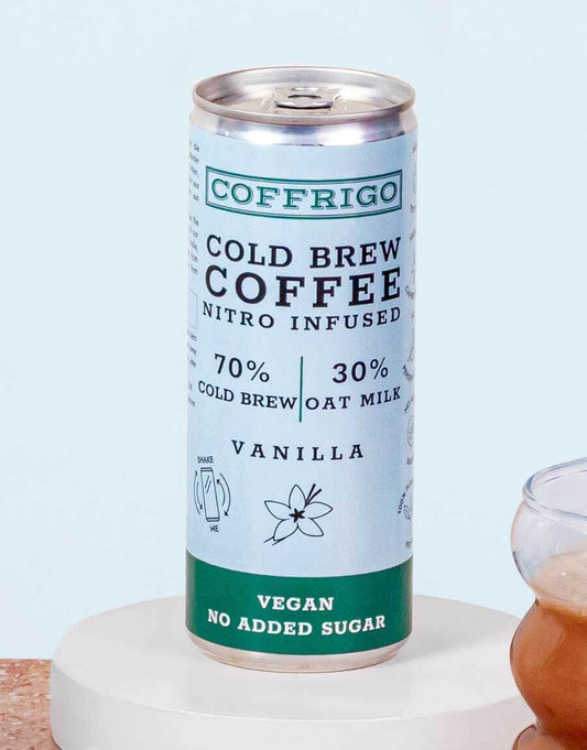 Einzelne Dose Cold Brew Kaffee OAT MILK VANILLA auf kleinem Podest