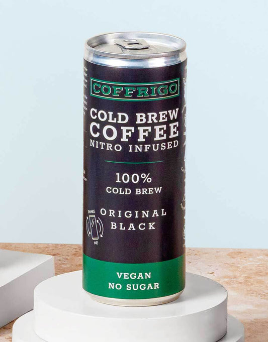 Einzelne Dose Cold Brew Kaffee ORIGINAL BLACK auf kleinem Podest